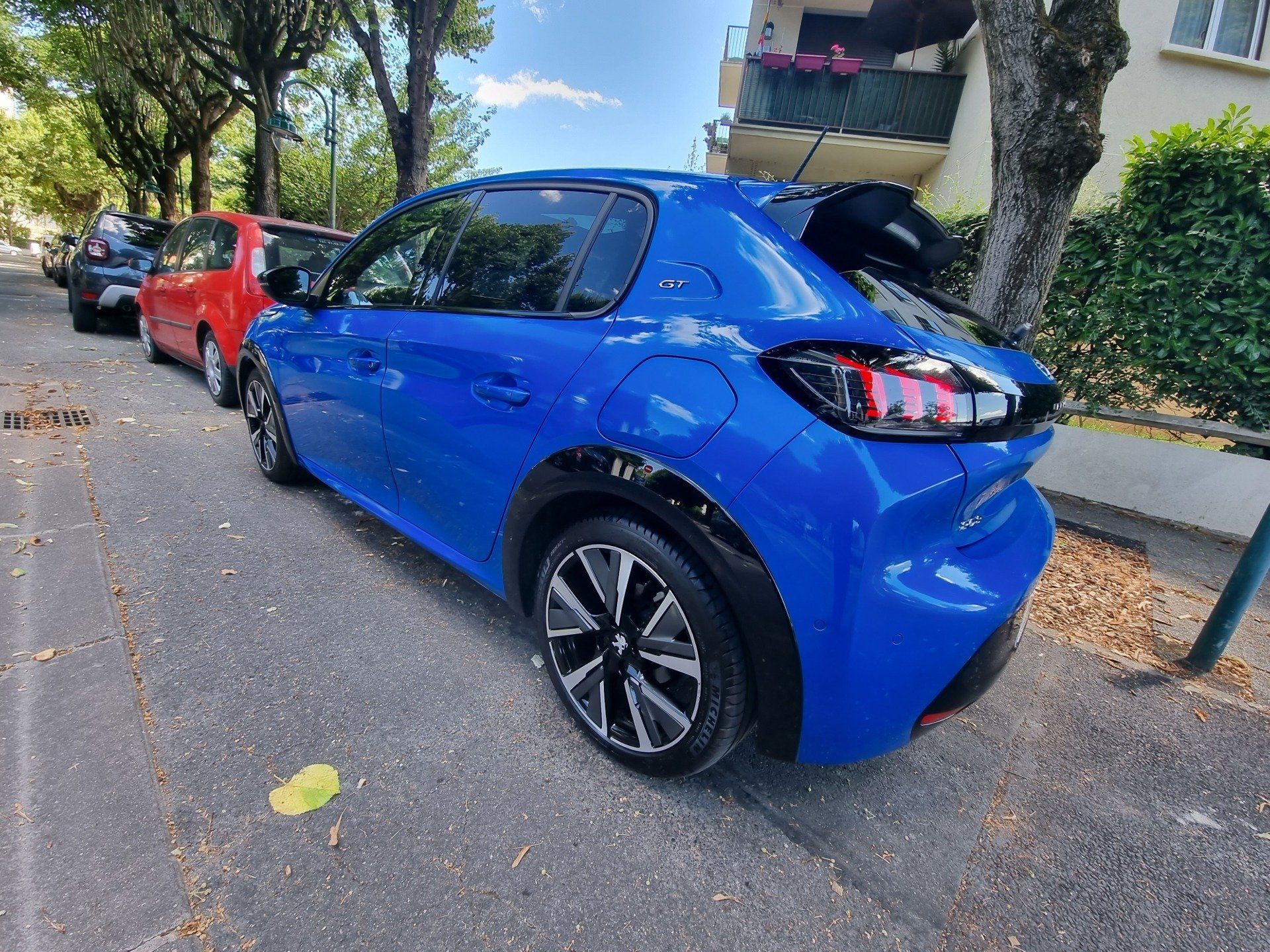 Voiture bleue à la carosserie propre après la prestation de nettoyage de Dapper Custom's