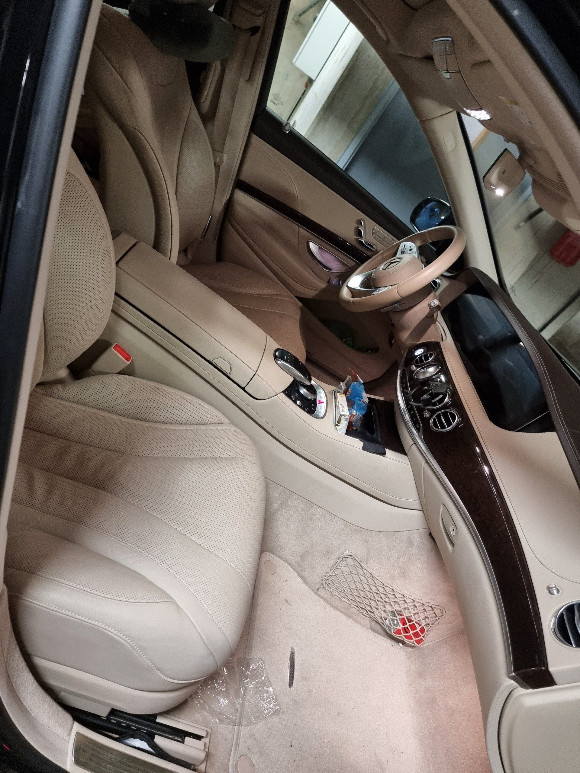 Intérieur de voiture avant l'intervention du technicien de Dapper Custom's