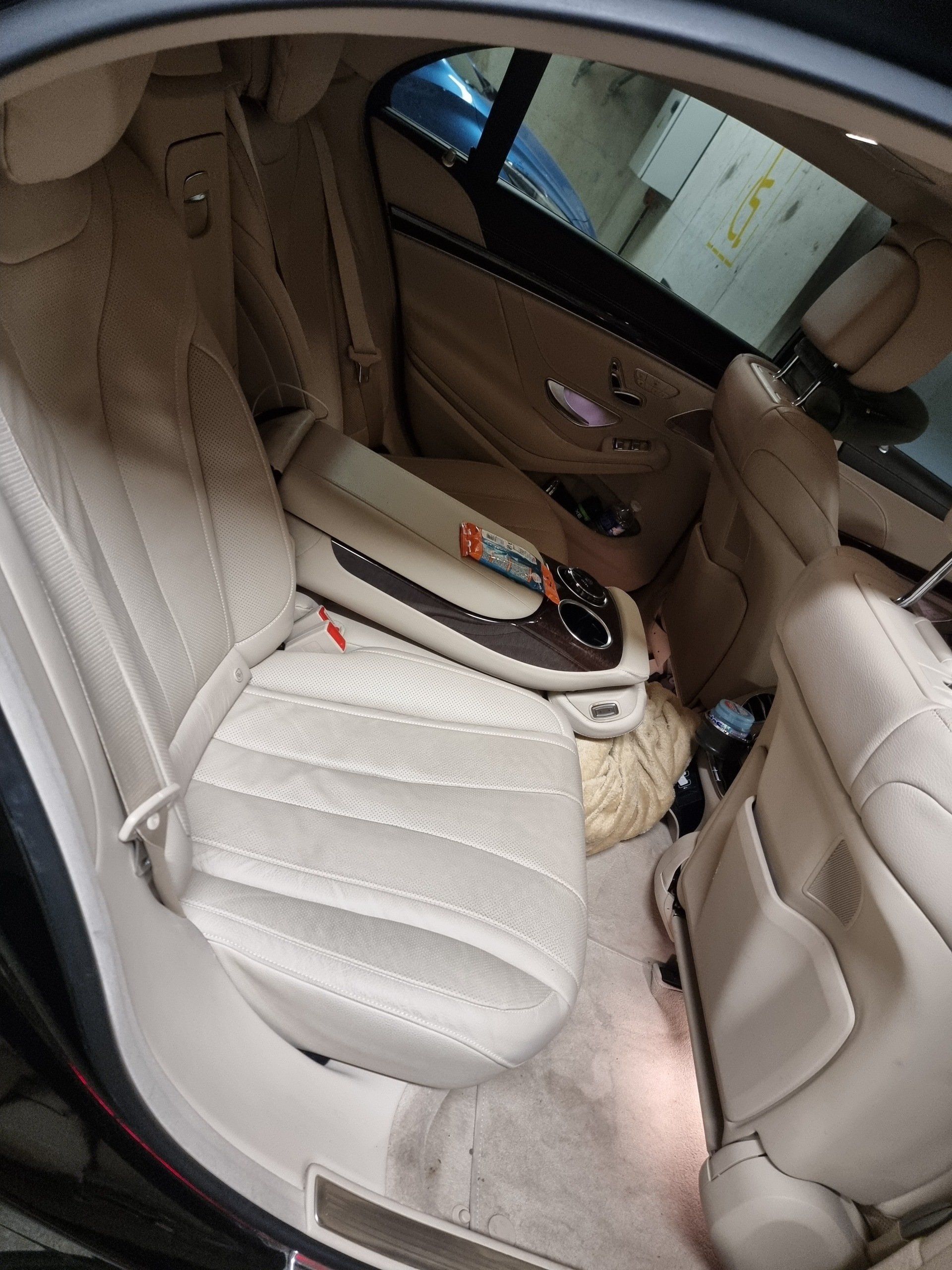 Intérieur de voiture après l'intervention de nettoyage du technicien de Dapper Custom's