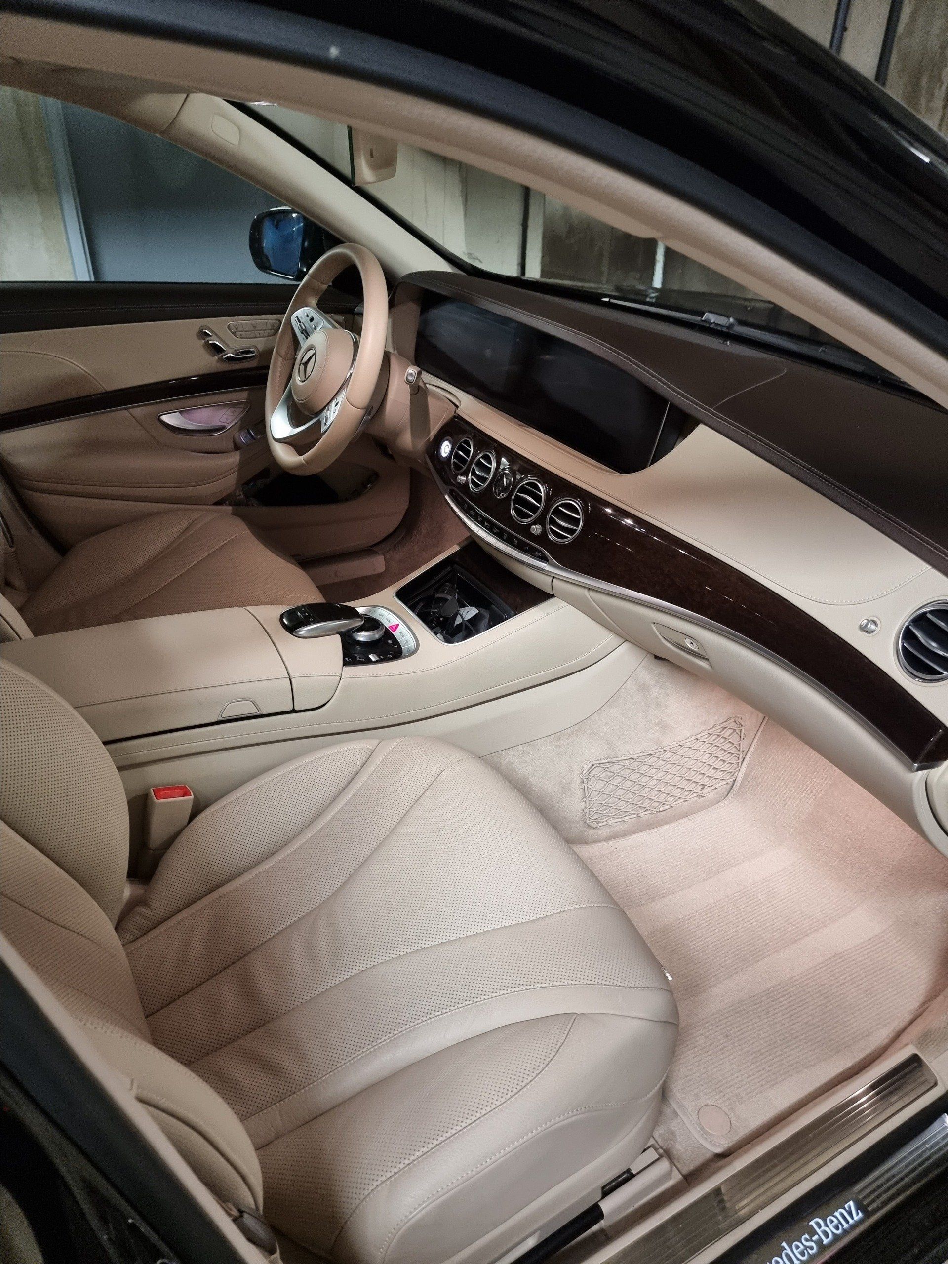 Intérieur de voiture avant l'intervention de nettoyage du technicien de Dapper Custom's