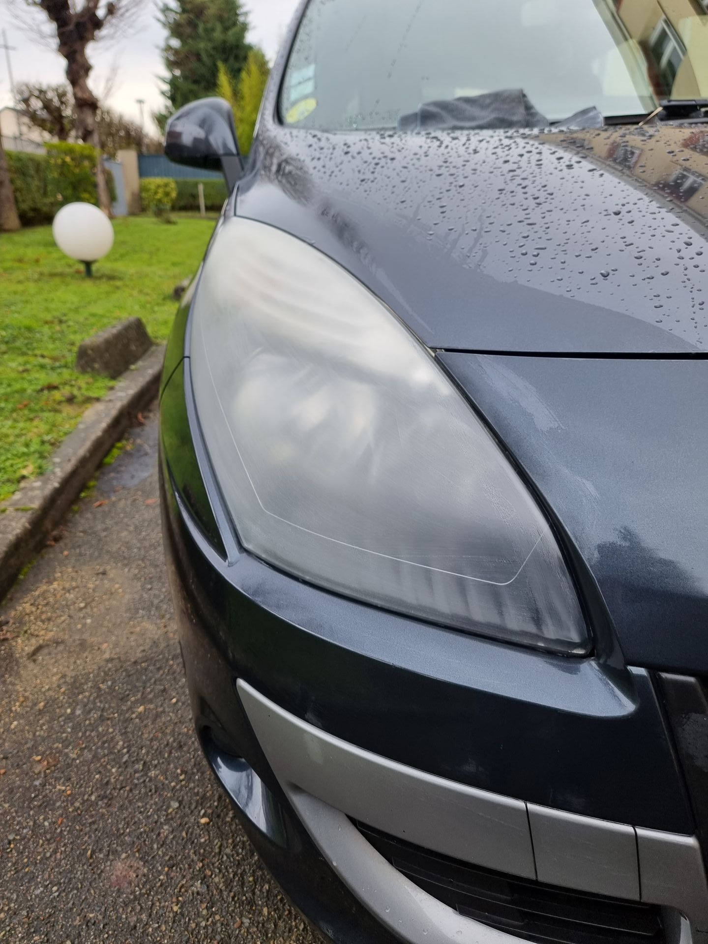 Gros plan sur un feu de voiture encrassé