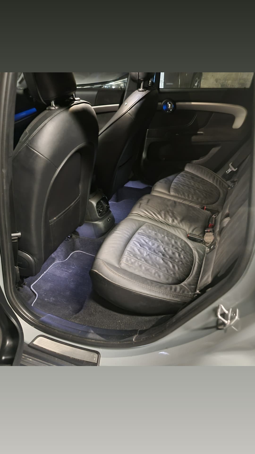 Intérieur de voiture après l'intervention de Dapper Custom's