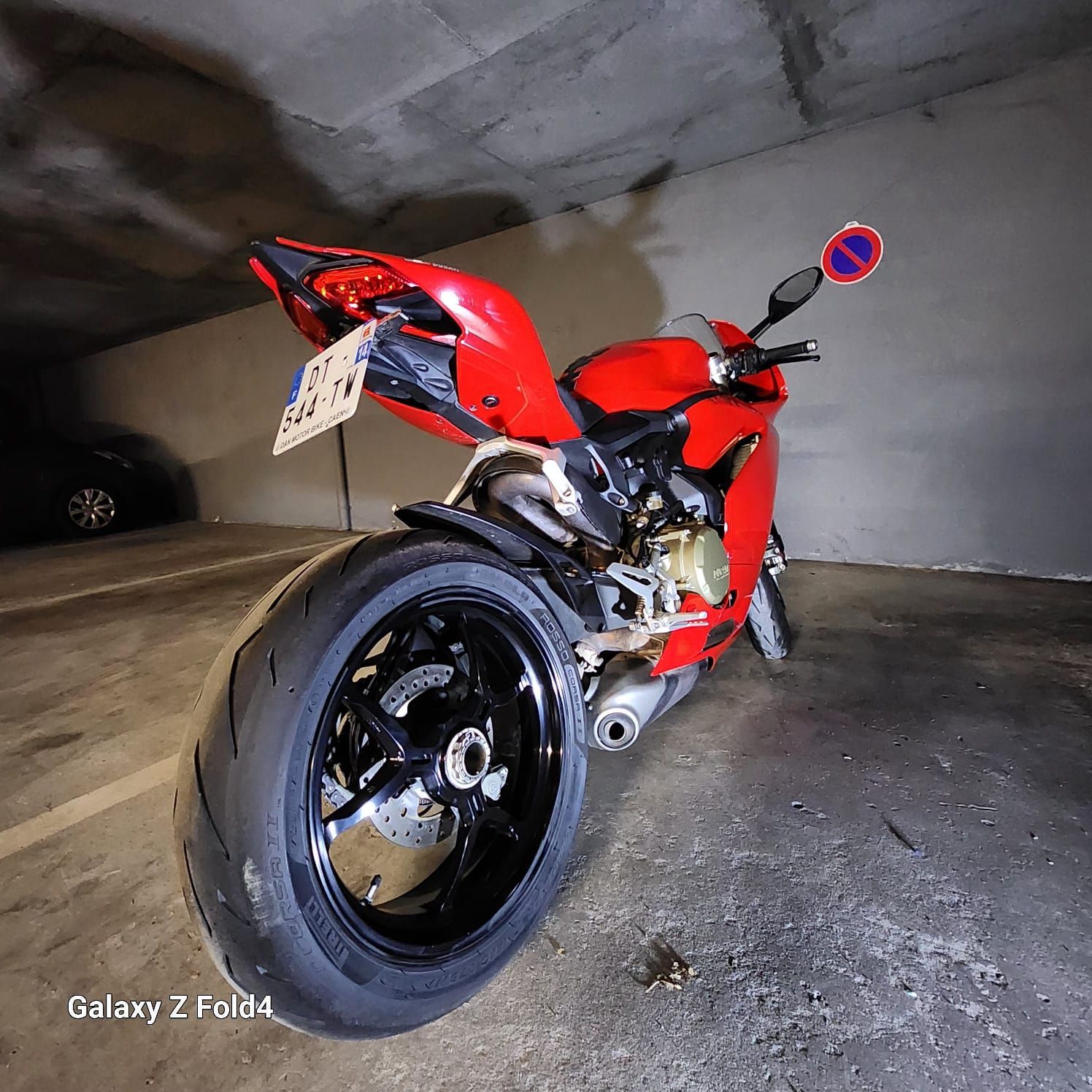 Moto orange vue de l'arrière