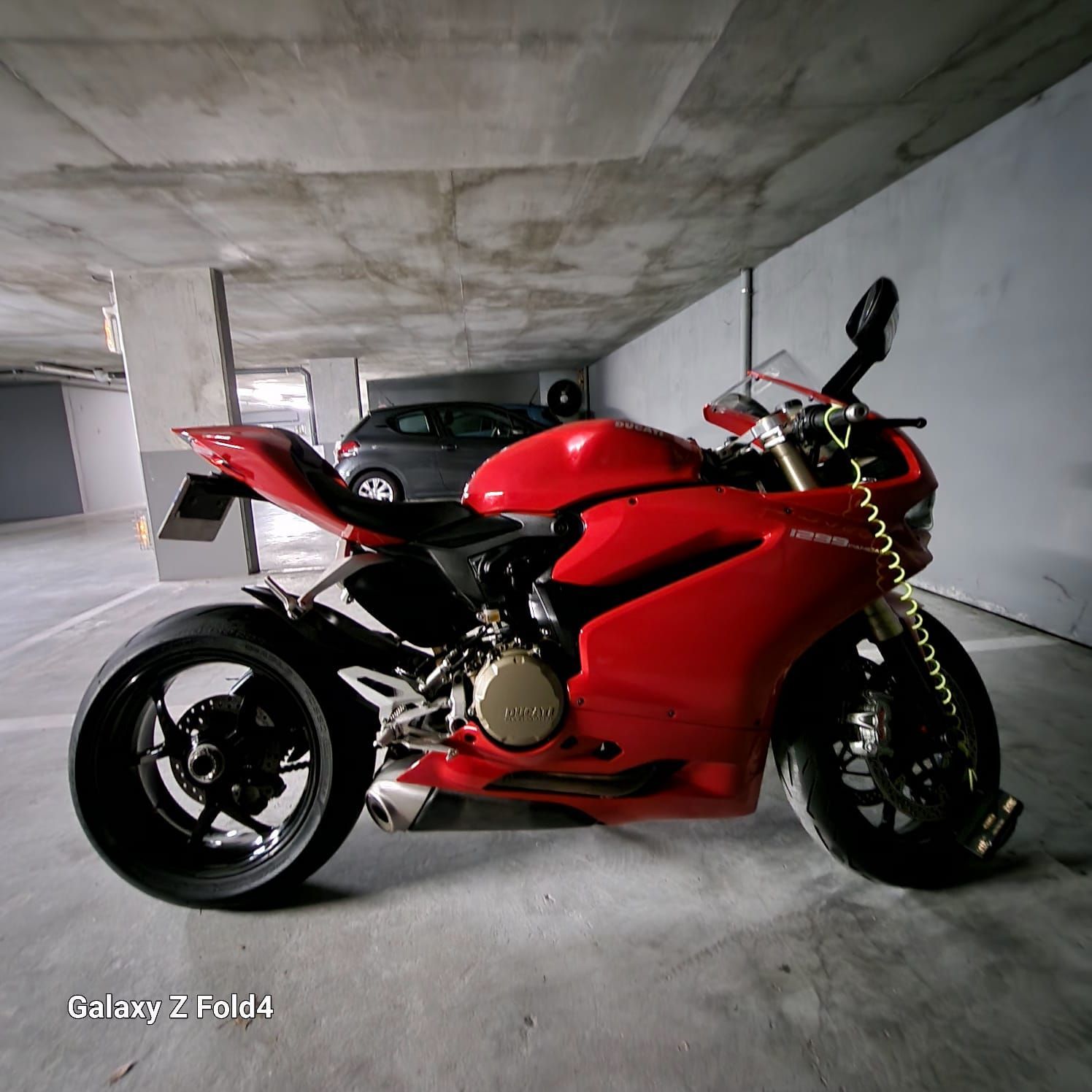 Moto orange vue du côté droit