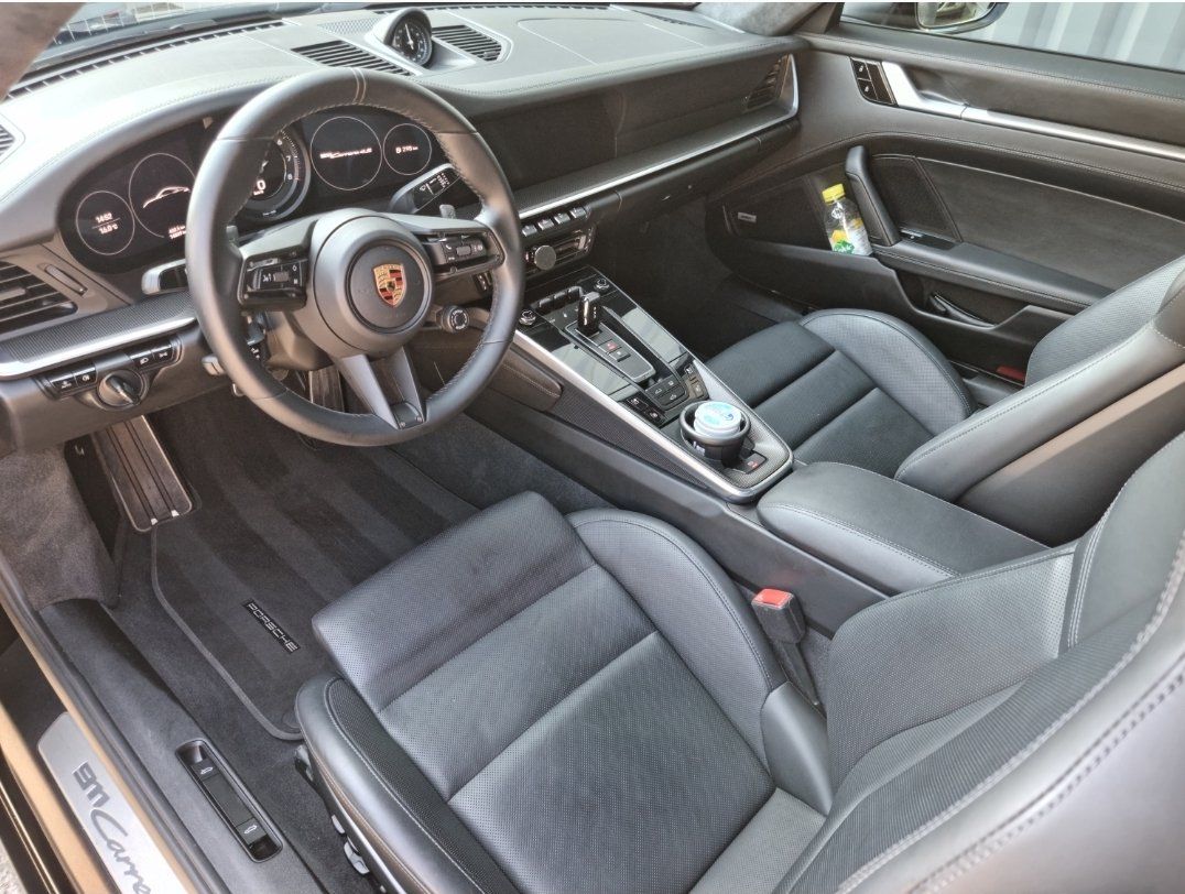 Intérieur de voiture après le nettoyage en profondeur par le technicien Dapper Custom's