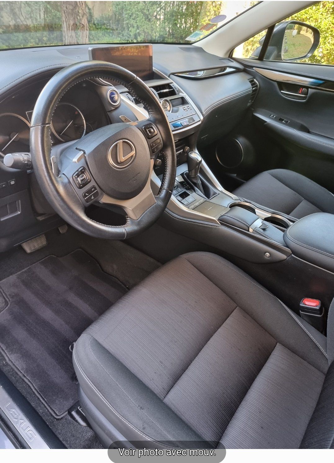 Intérieur de voiture après le nettoyage en profondeur par Dapper Custom's