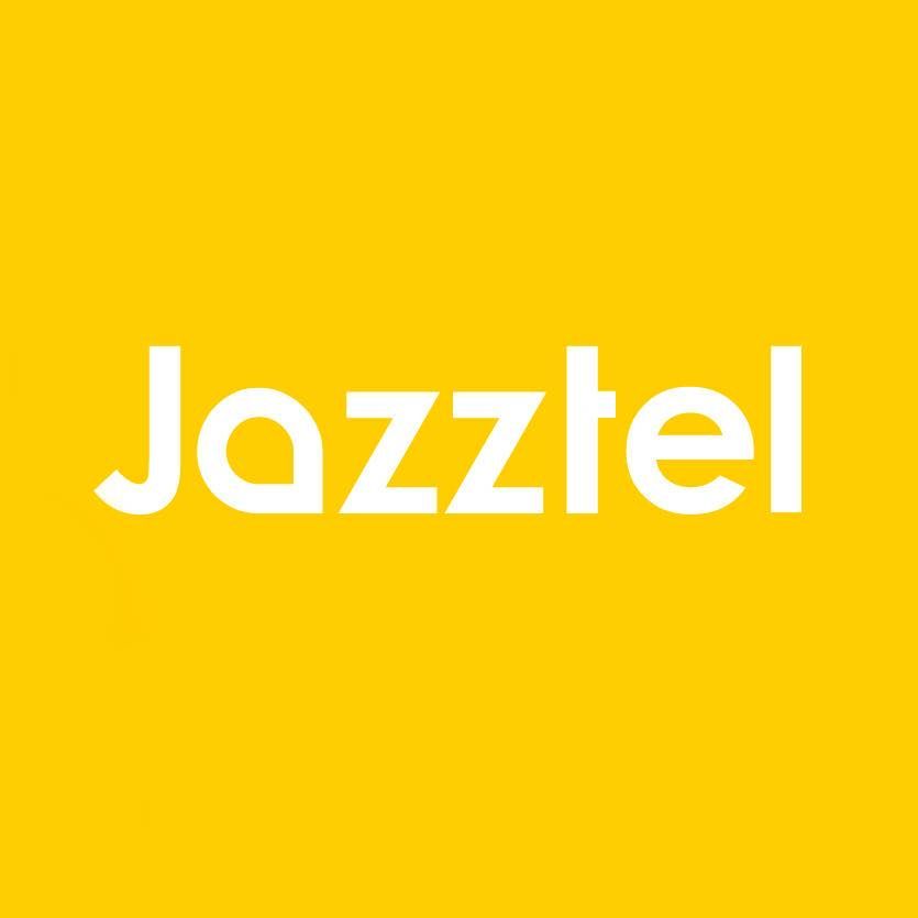 Logotipo de Jazzztel sobre fondo amarillo, texto blanco.