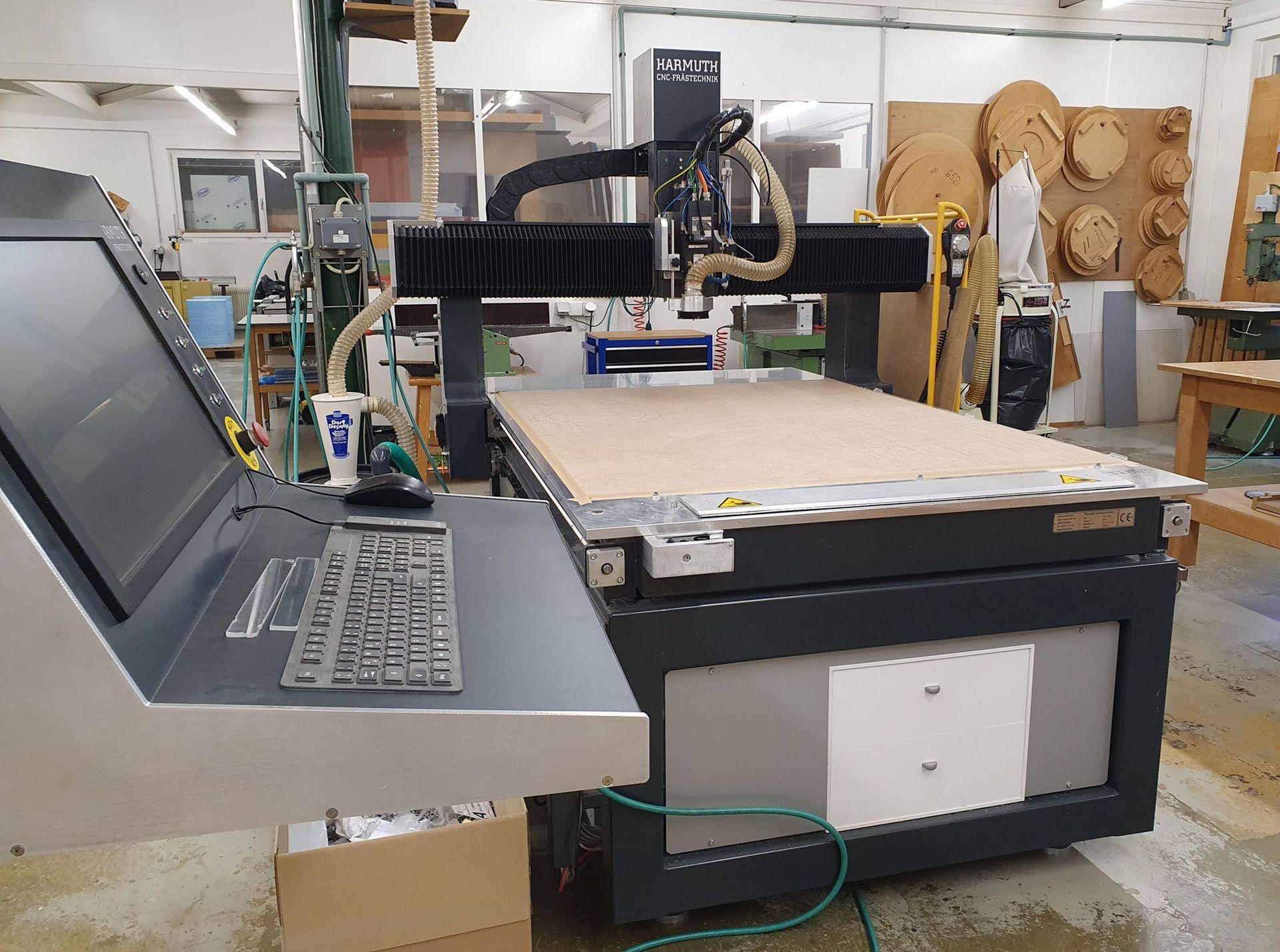 CNC Maschine - GB Plex AG – Kunststoffverarbeitung – Oberwil – Region Basel