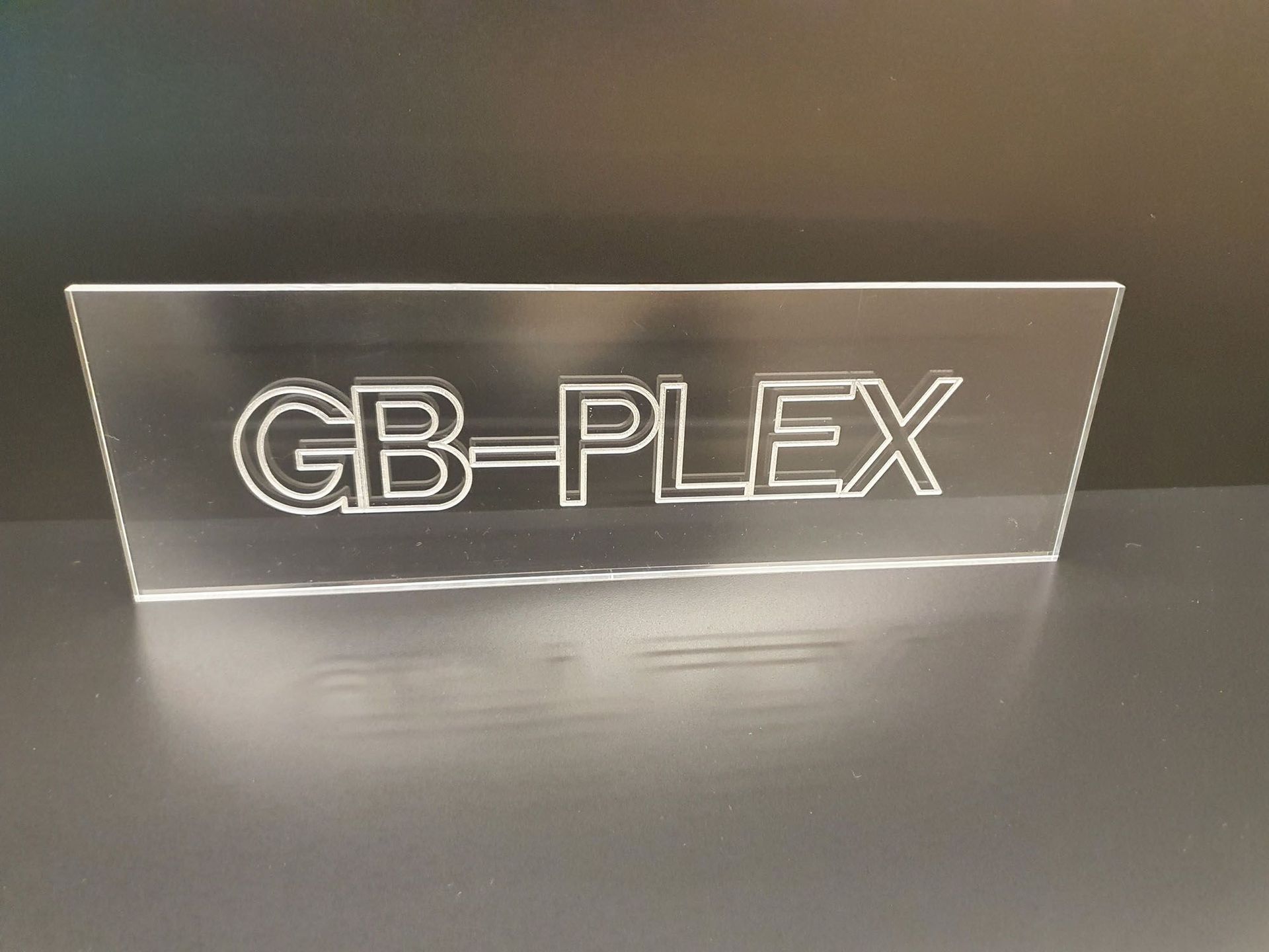 Firmenschild - GB Plex AG – Kunststoffverarbeitung – Oberwil – Region Basel