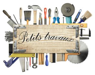 Panneau en bois portant l'inscription « Petits travaux » entouré d'outils à main divers et d'une lame de scie circulaire