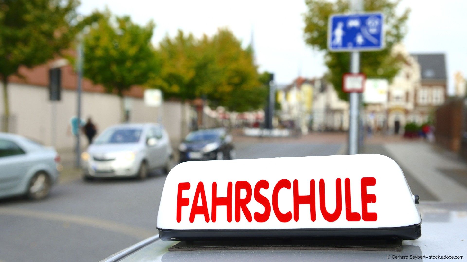 Fahrschulauto fährt auf Straße