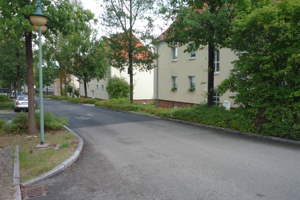 Straße mit Haus der Wohnungsbaugesellschaft Reinsdorf mbH