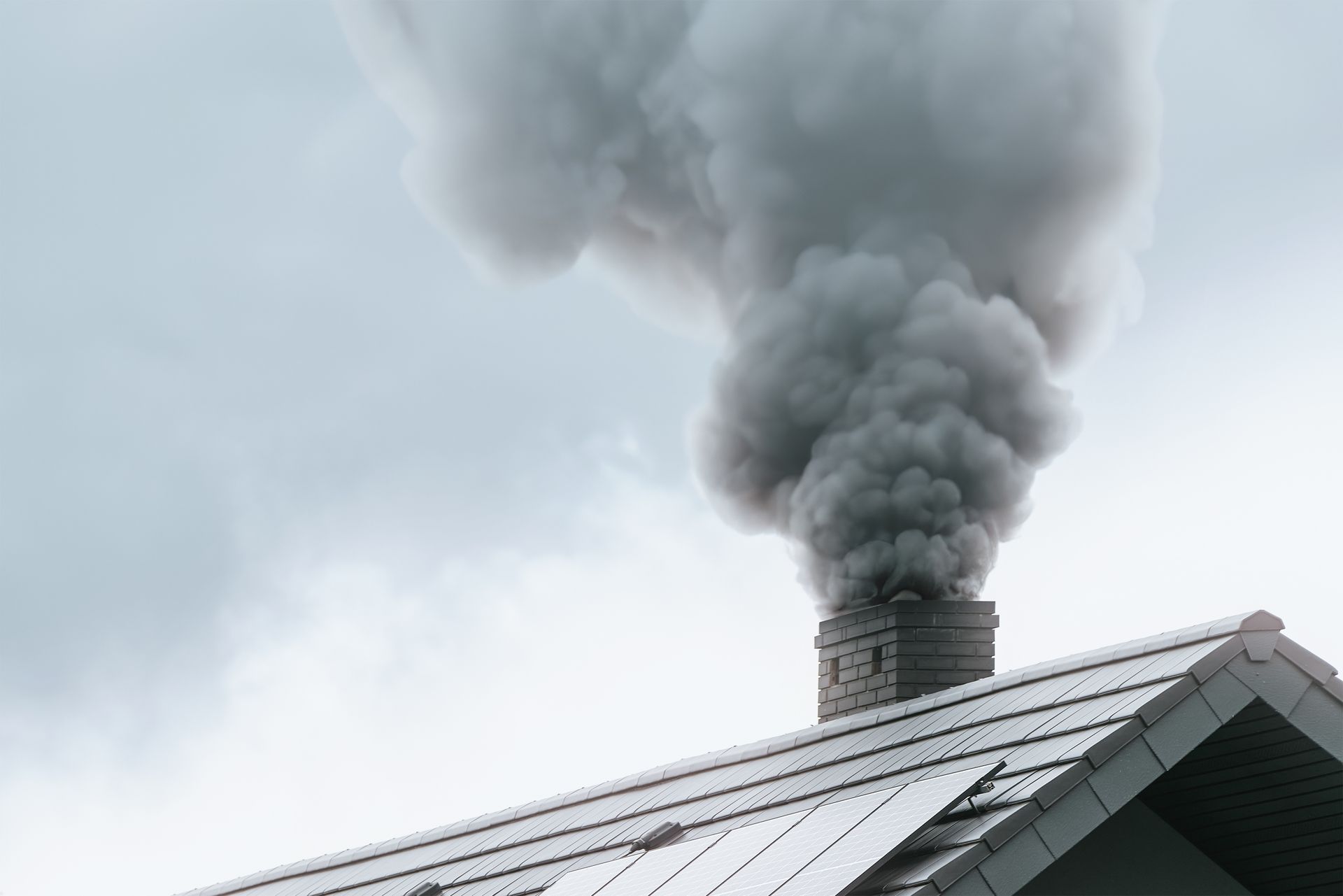 De la fumée qui sort d'une cheminée