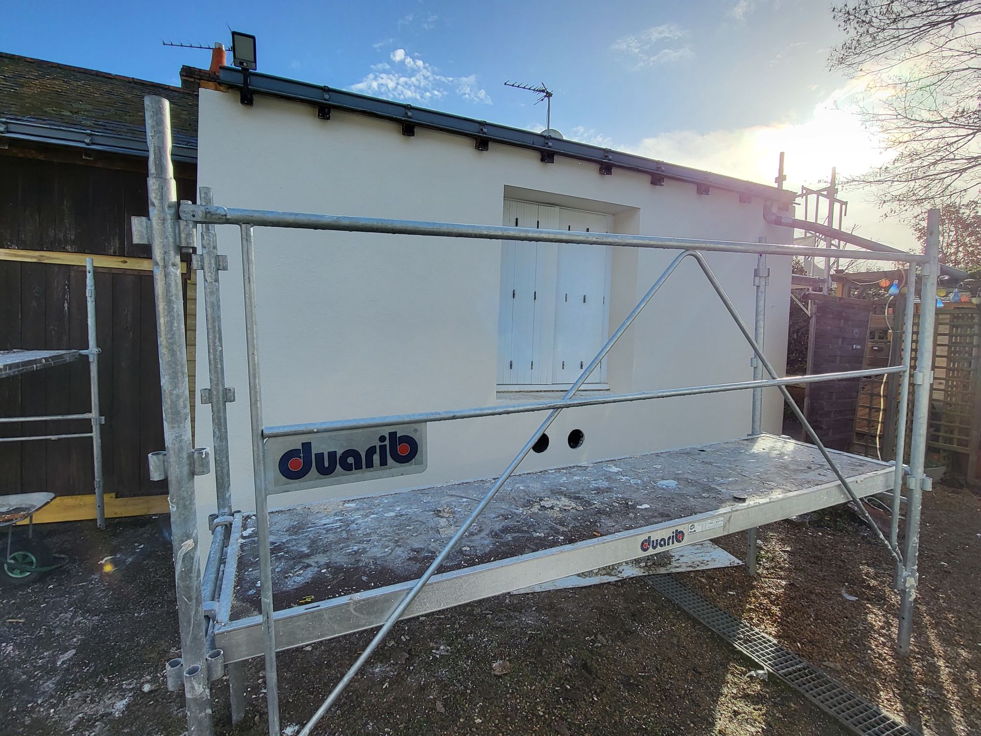 APRÈS – mur extérieur avec échafaudage après pose de l'isolant et de l'enduit de finition