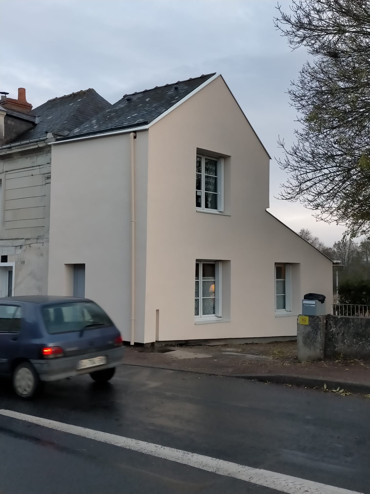 Maison à étage avec une façade rénovée grâce l'isolation extérieure.
