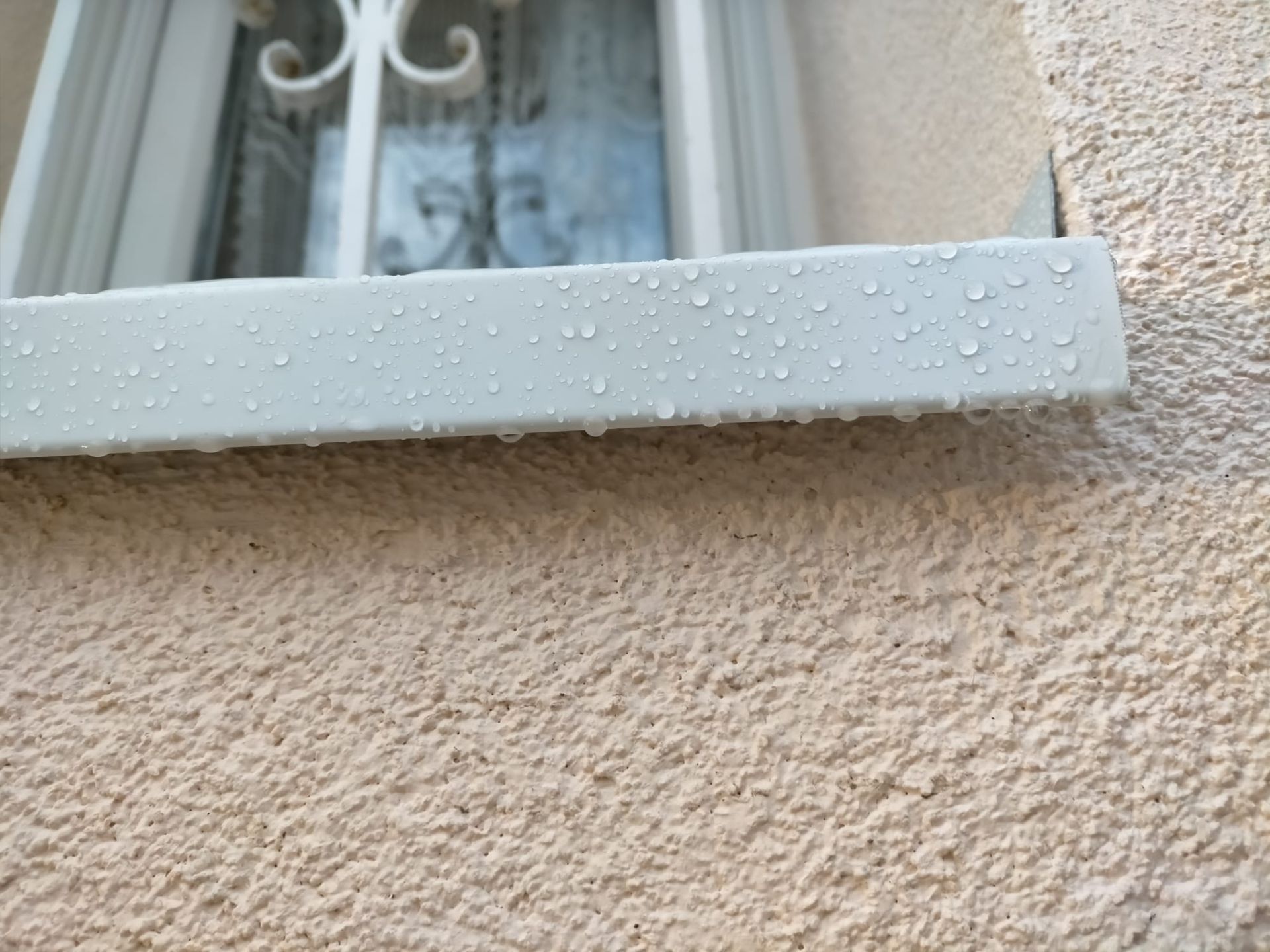 Rebord de fenêtre après lavage à haute pression