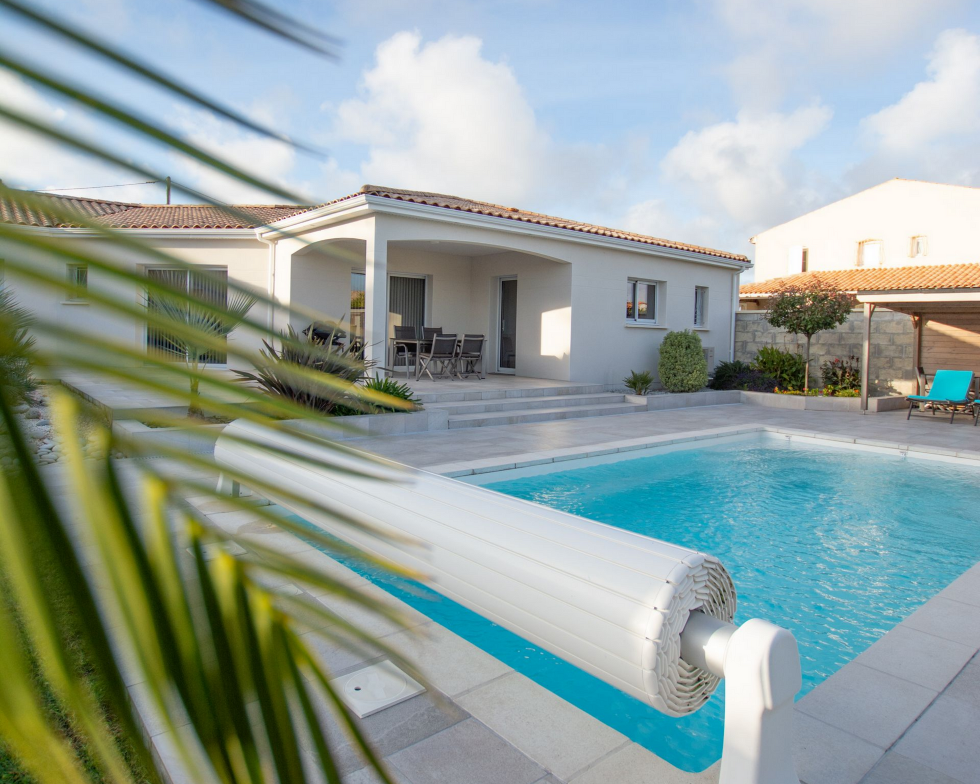 Vue extérieure d'une maison avec piscine.