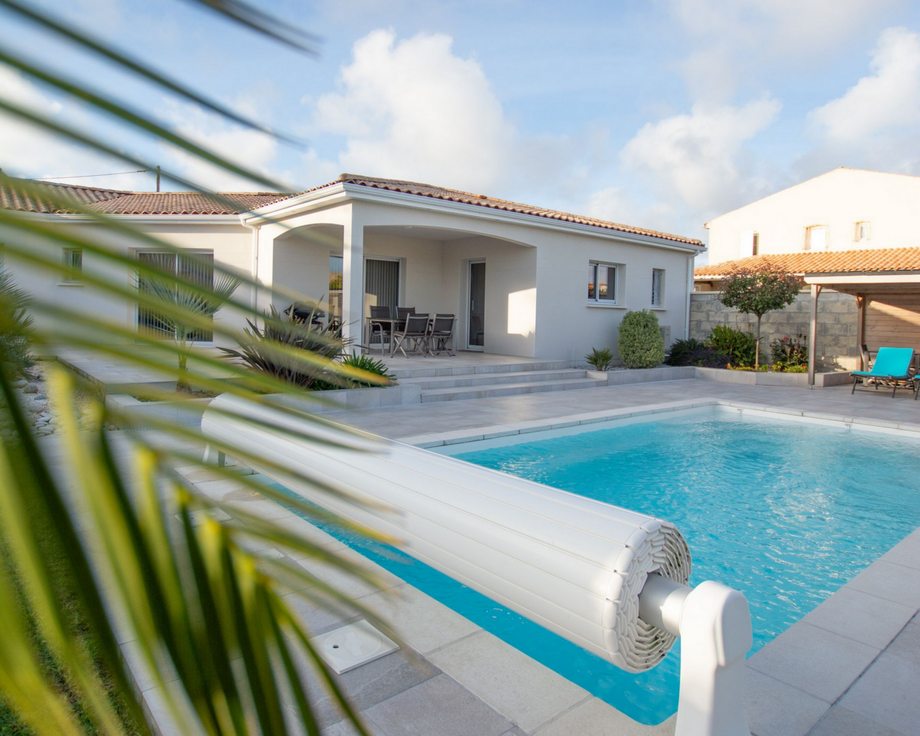 Vue extérieure d'une maison avec piscine.
