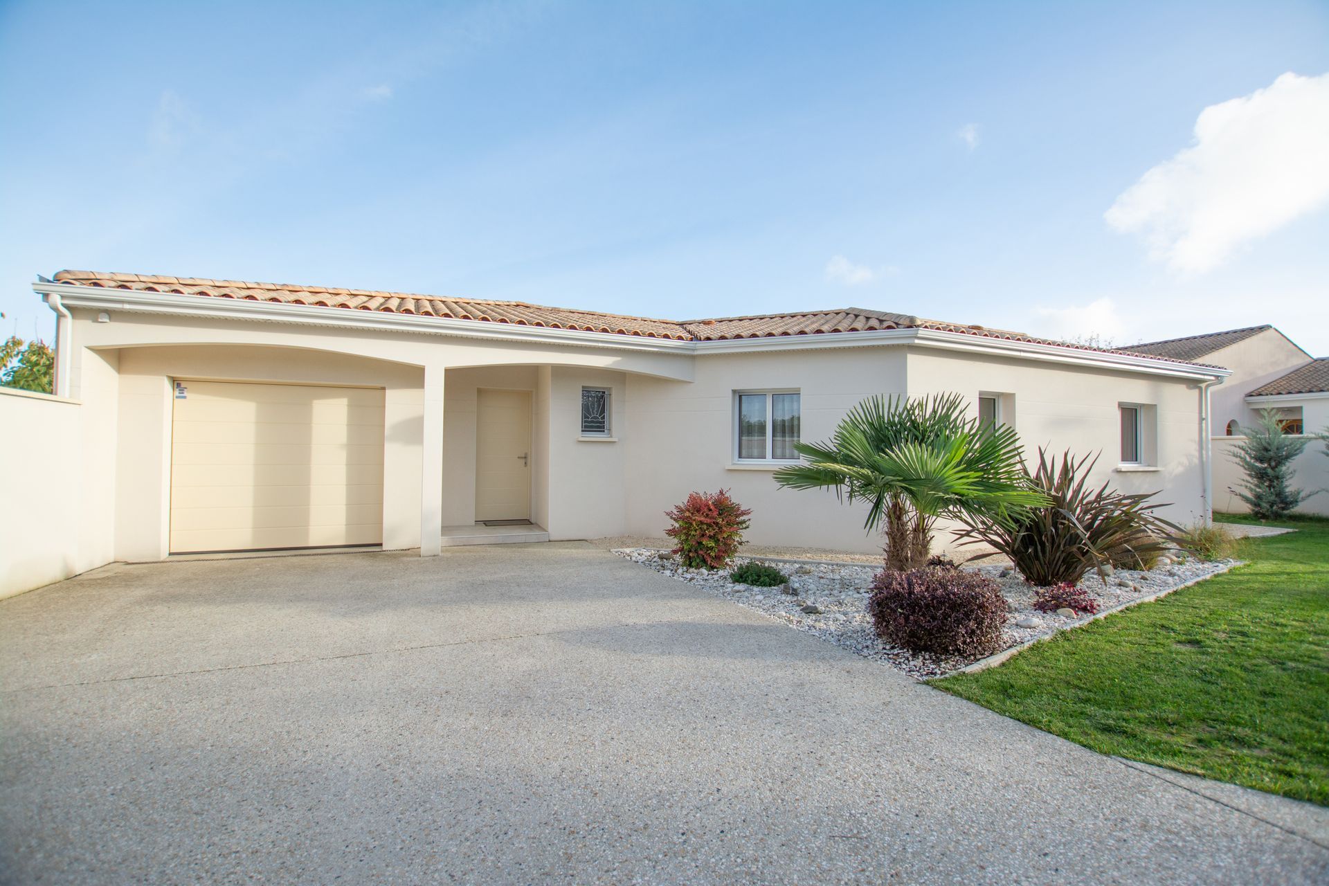 Maison de plain-pied couleur crème.