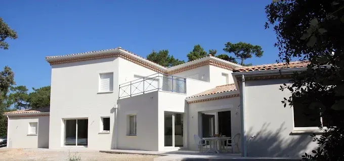 Maison à plusieurs niveaux avec toit de tuiles en terre cuite.