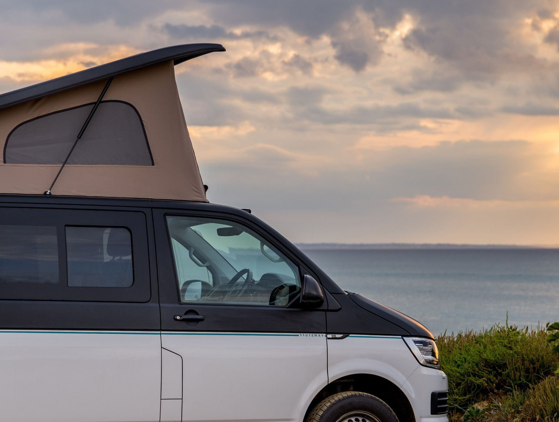Gros plan sur un van avec le toit relevable ouvert