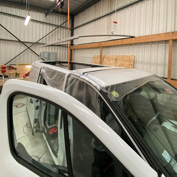 Un fourgon au toit découpé dans un atelier