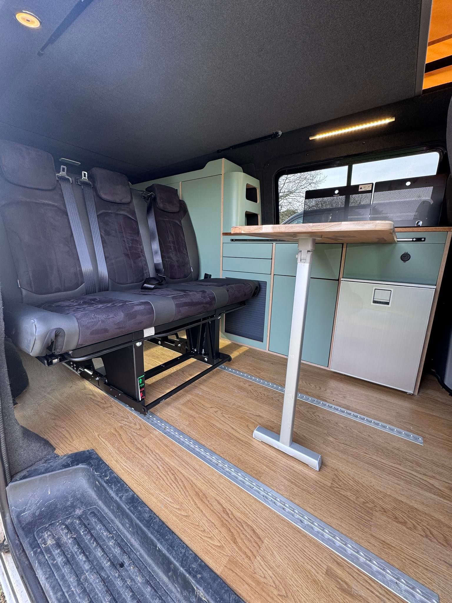 Banquette de 3 sièges et mobilier dans un van