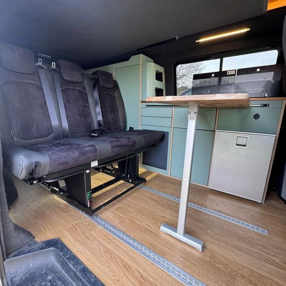 Intérieur d'un van meublé et banquette modulable
