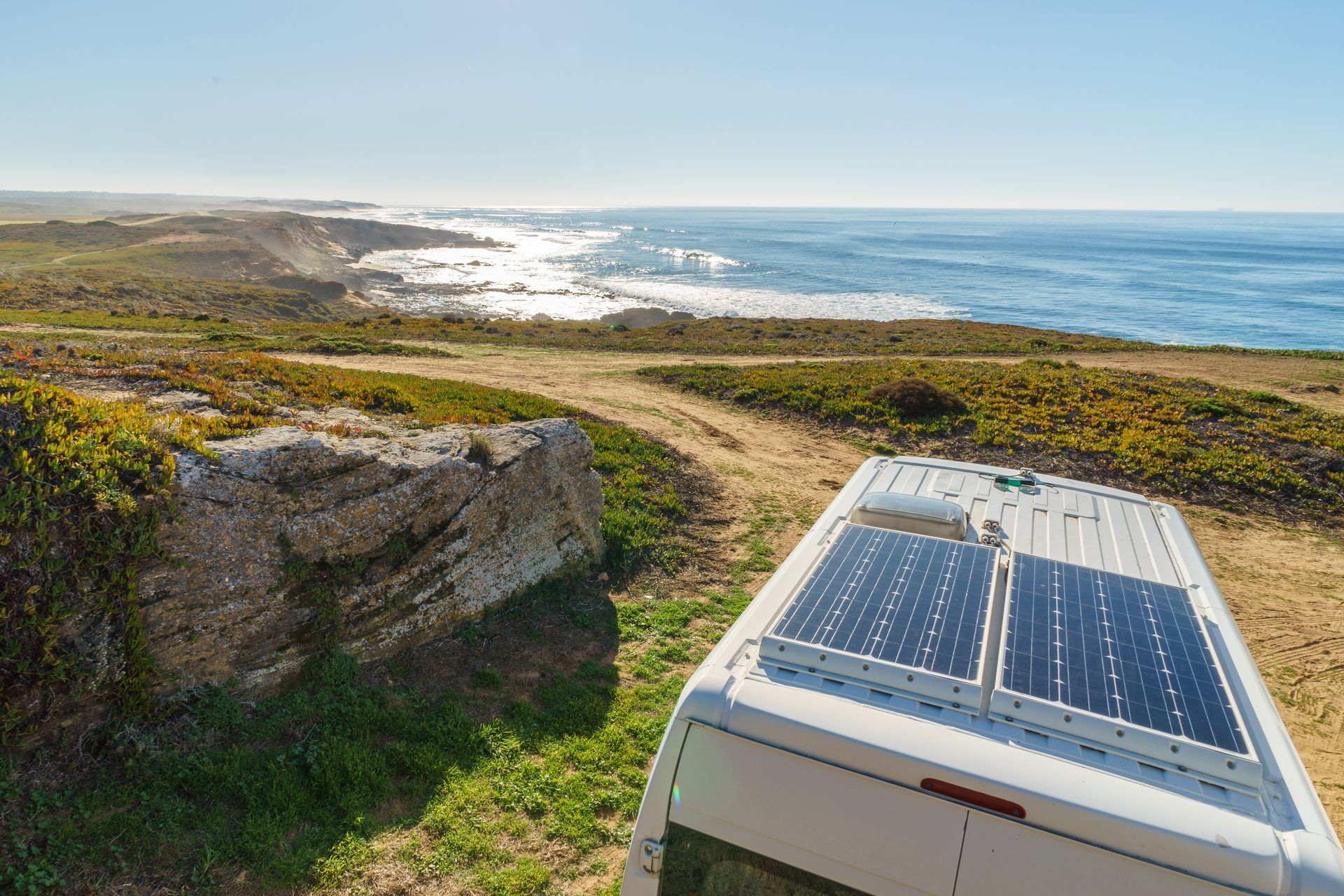 Van équipé de panneaux solaires