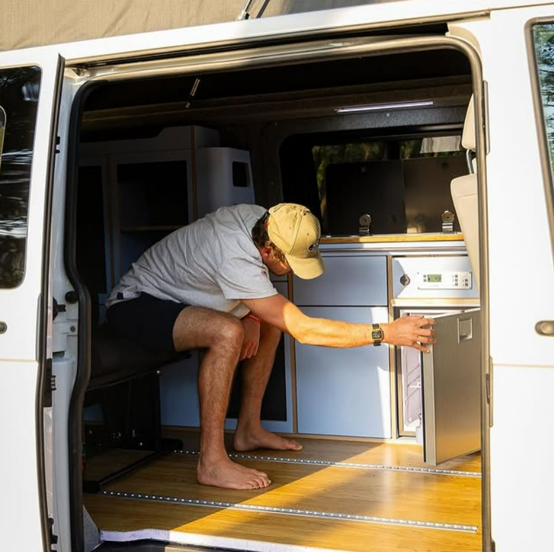 Un homme ouvre un placard dans un van