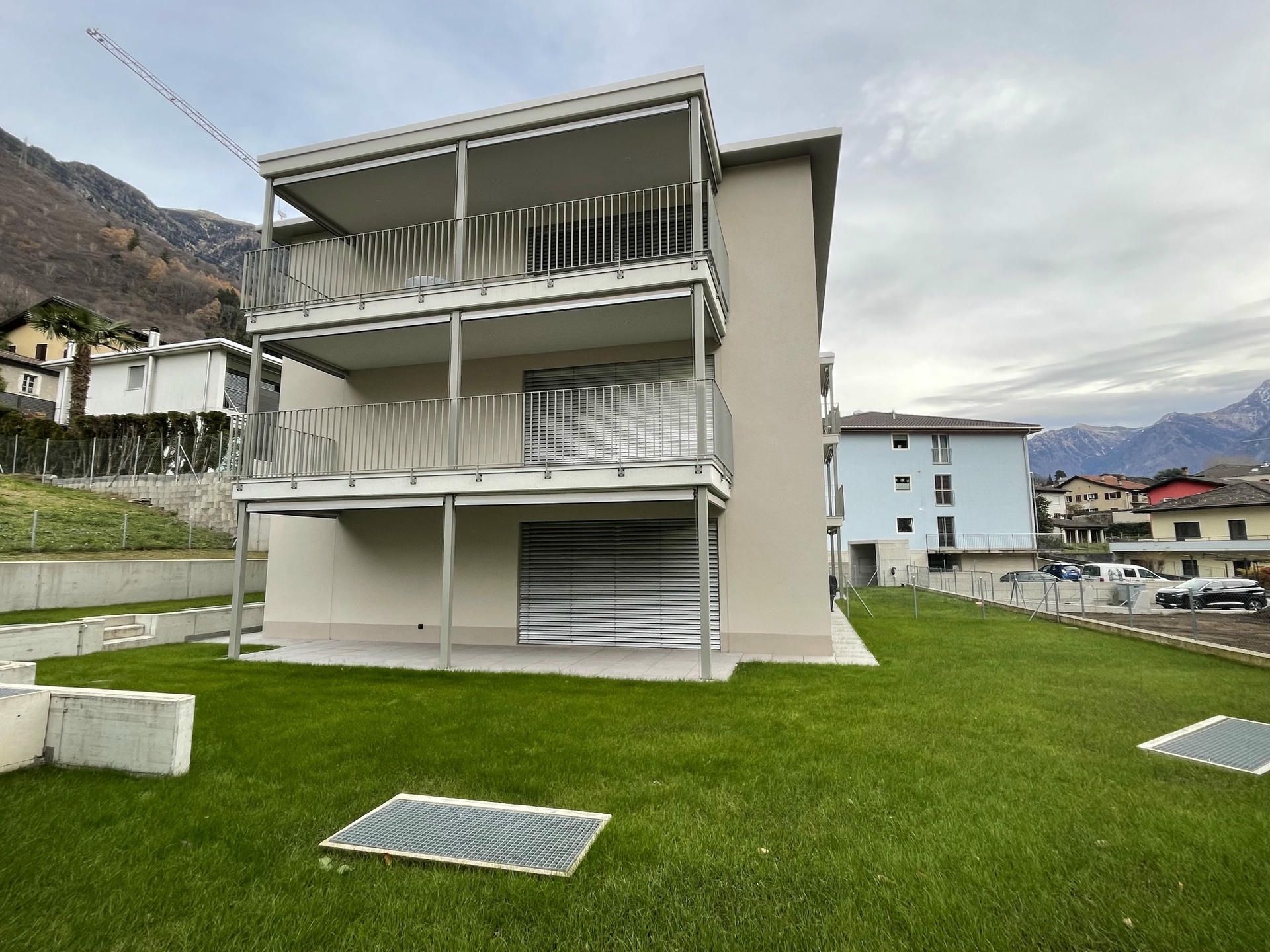 Illustrazione astratta in azzurro e bianco di dolci colline e di un sole.