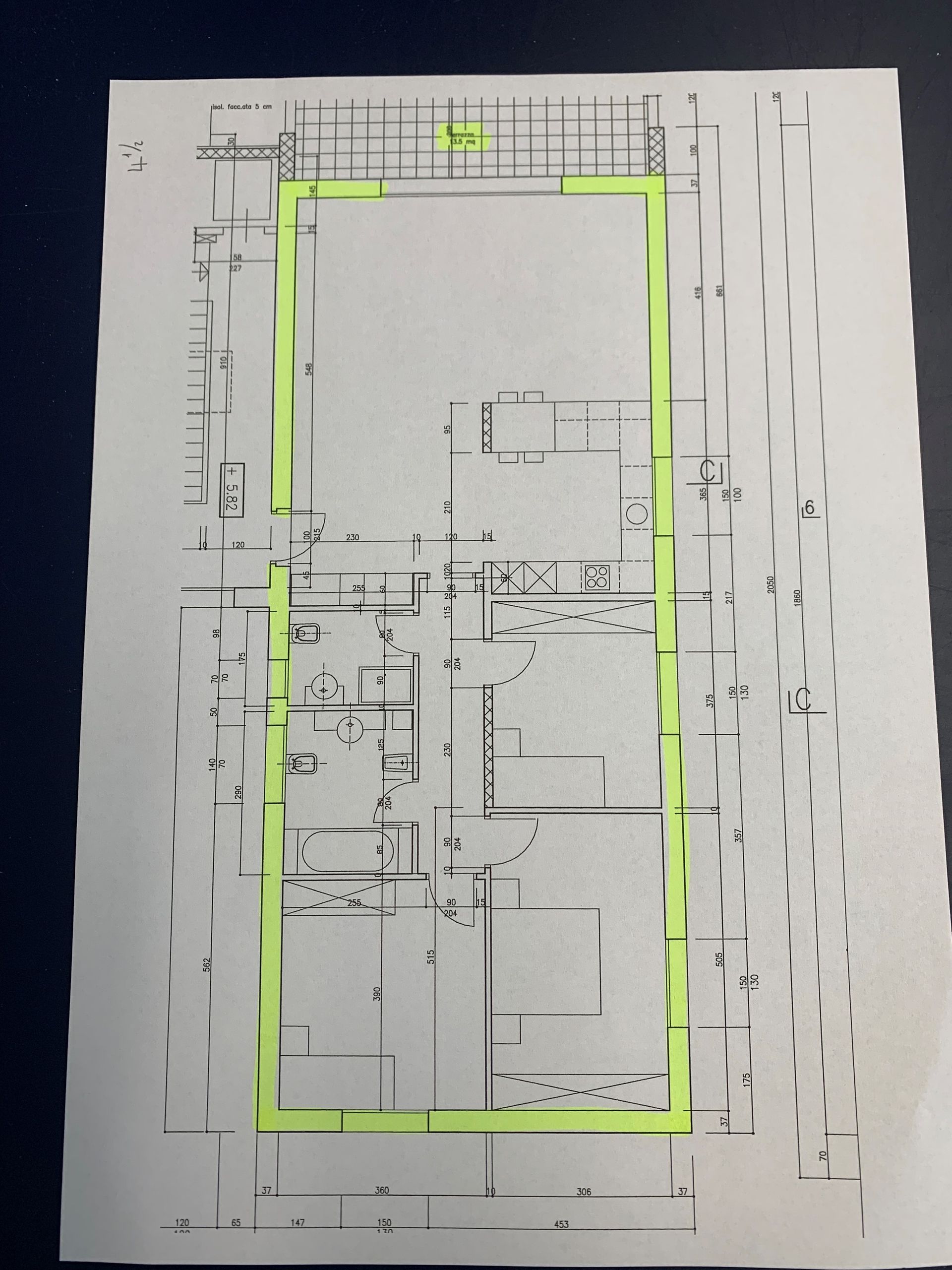 Planimetria architettonica con un'area rettangolare evidenziata in giallo sovrapposta alla planimetria dell'edificio.
