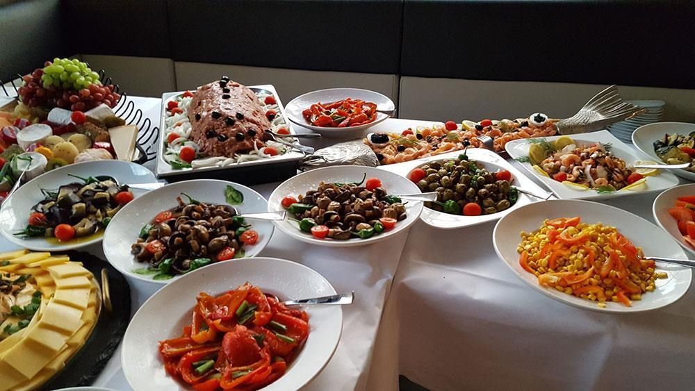 Es kommen viele unterschiedliche Speisen auf den Tisch.