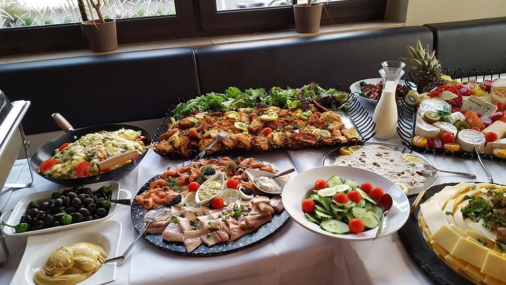 Ein Buffet-Tisch mit einer Auswahl an Speisen darauf