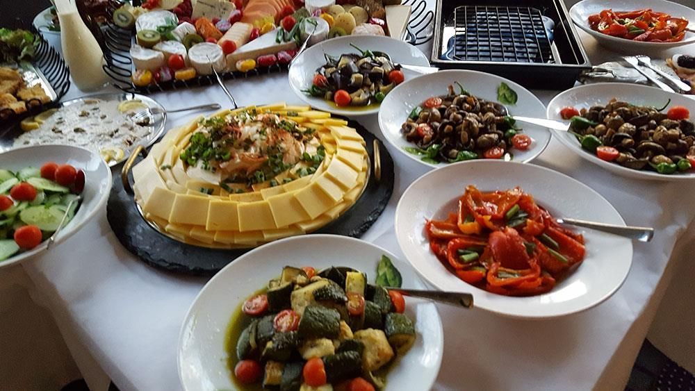 Es kommen viele unterschiedliche Speisen auf den Tisch.