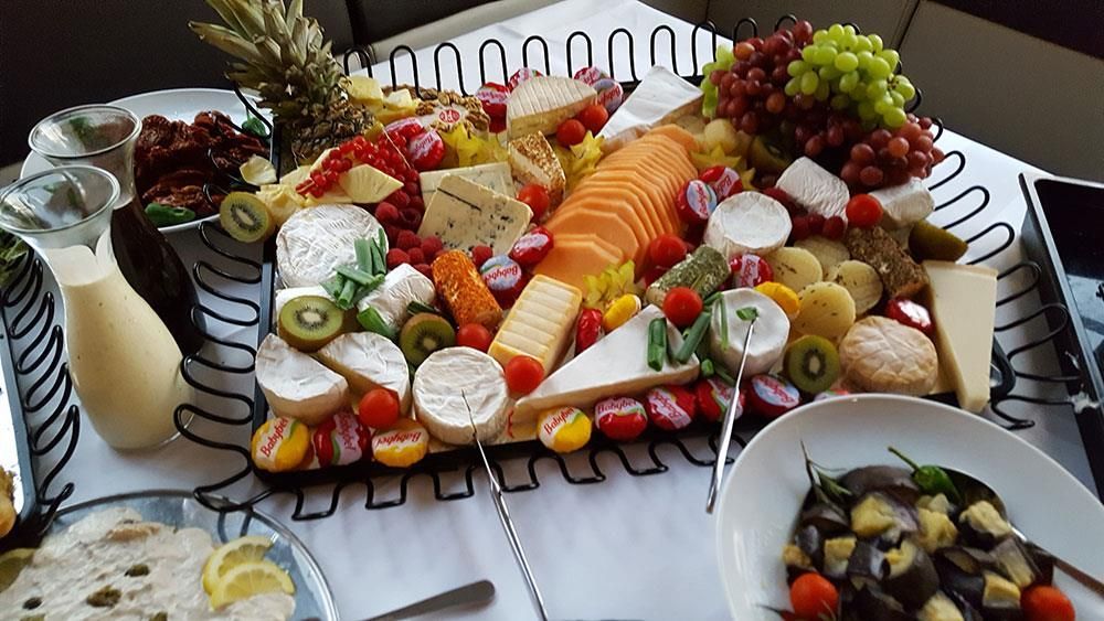 Ein Tisch mit verschiedenen Früchten und Käsesorten