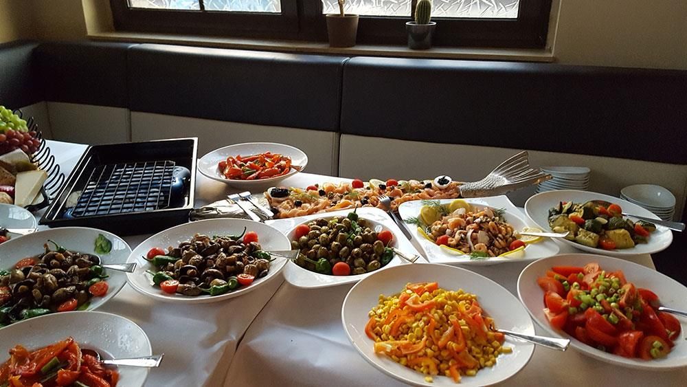 Es kommen viele unterschiedliche Speisen auf den Tisch.