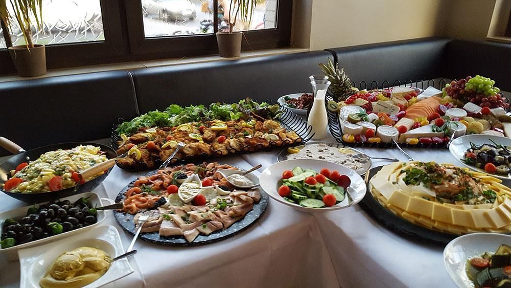 Ein Buffet-Tisch mit einer Auswahl an Speisen darauf