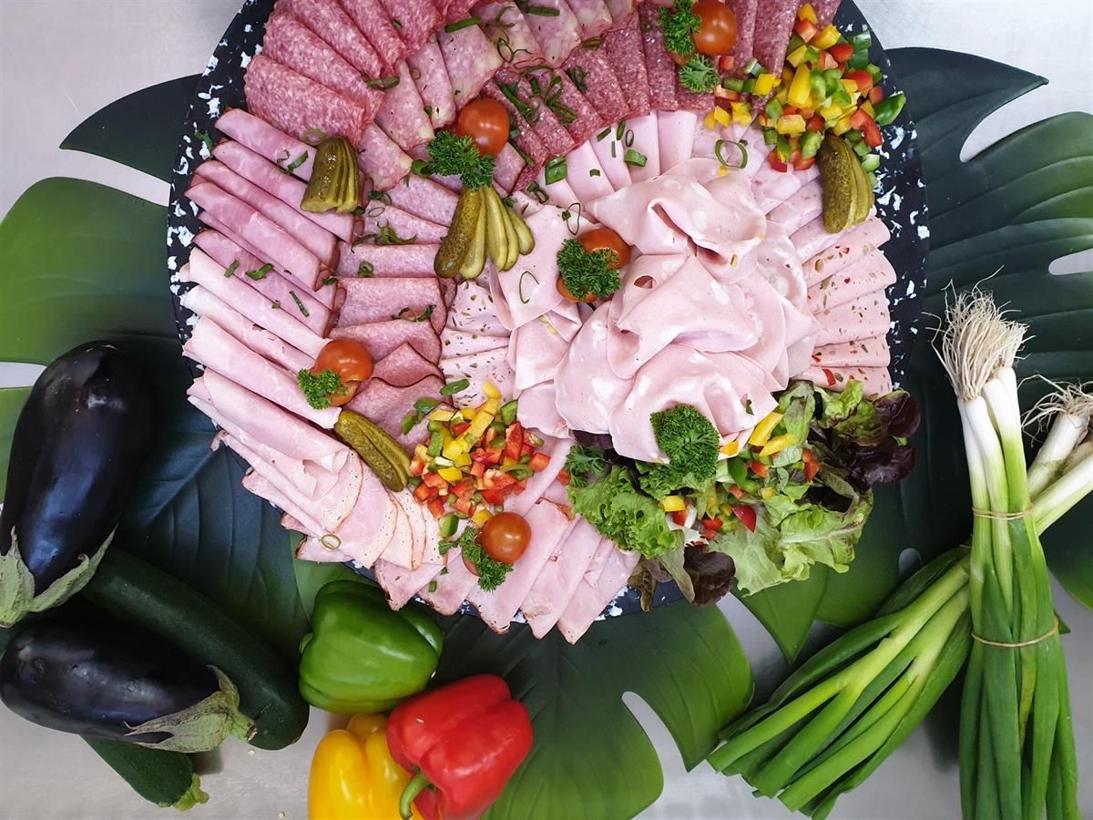 Ein Tablett mit Fleisch und Gemüse auf einem Tisch