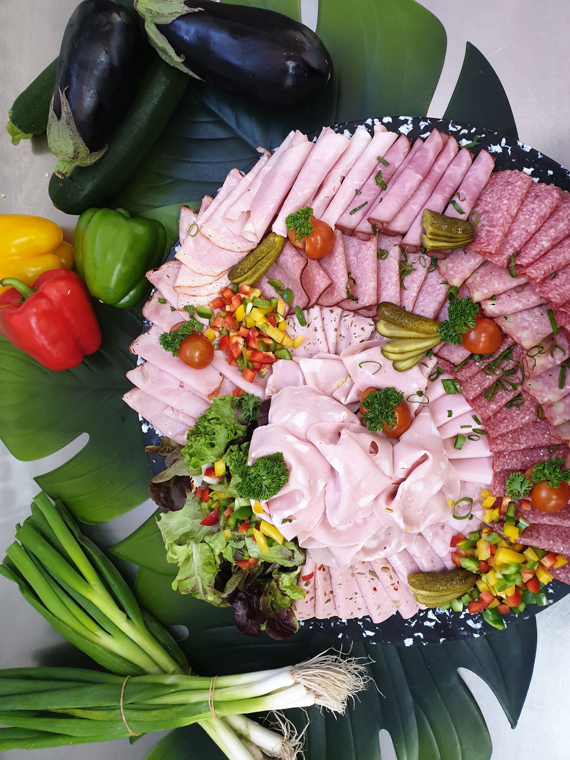 Ein Tablett mit Vorspeisen und Zahnstochern auf einem Tisch.