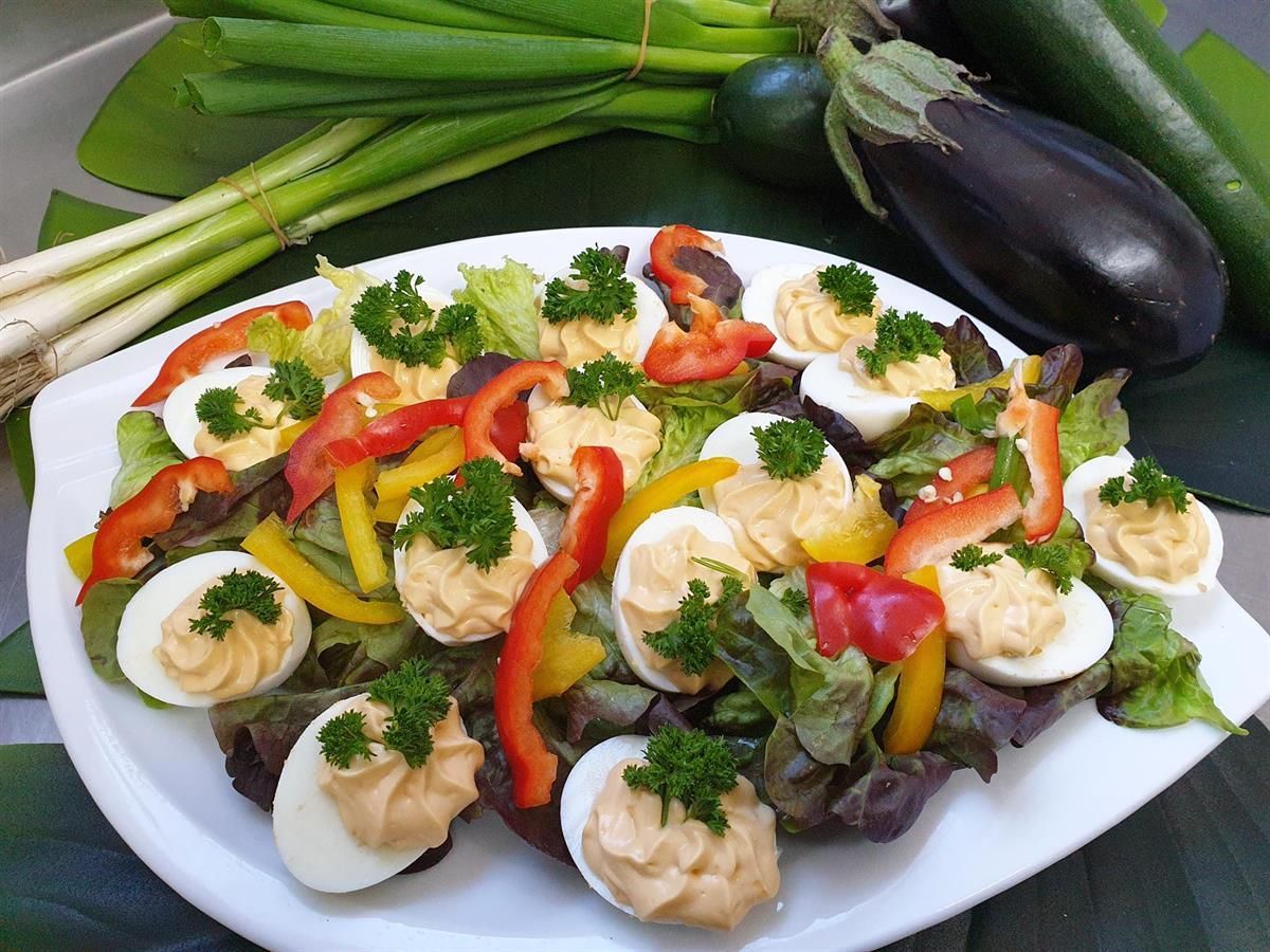 Ein Teller mit Essen mit Eiern und Gemüse darauf