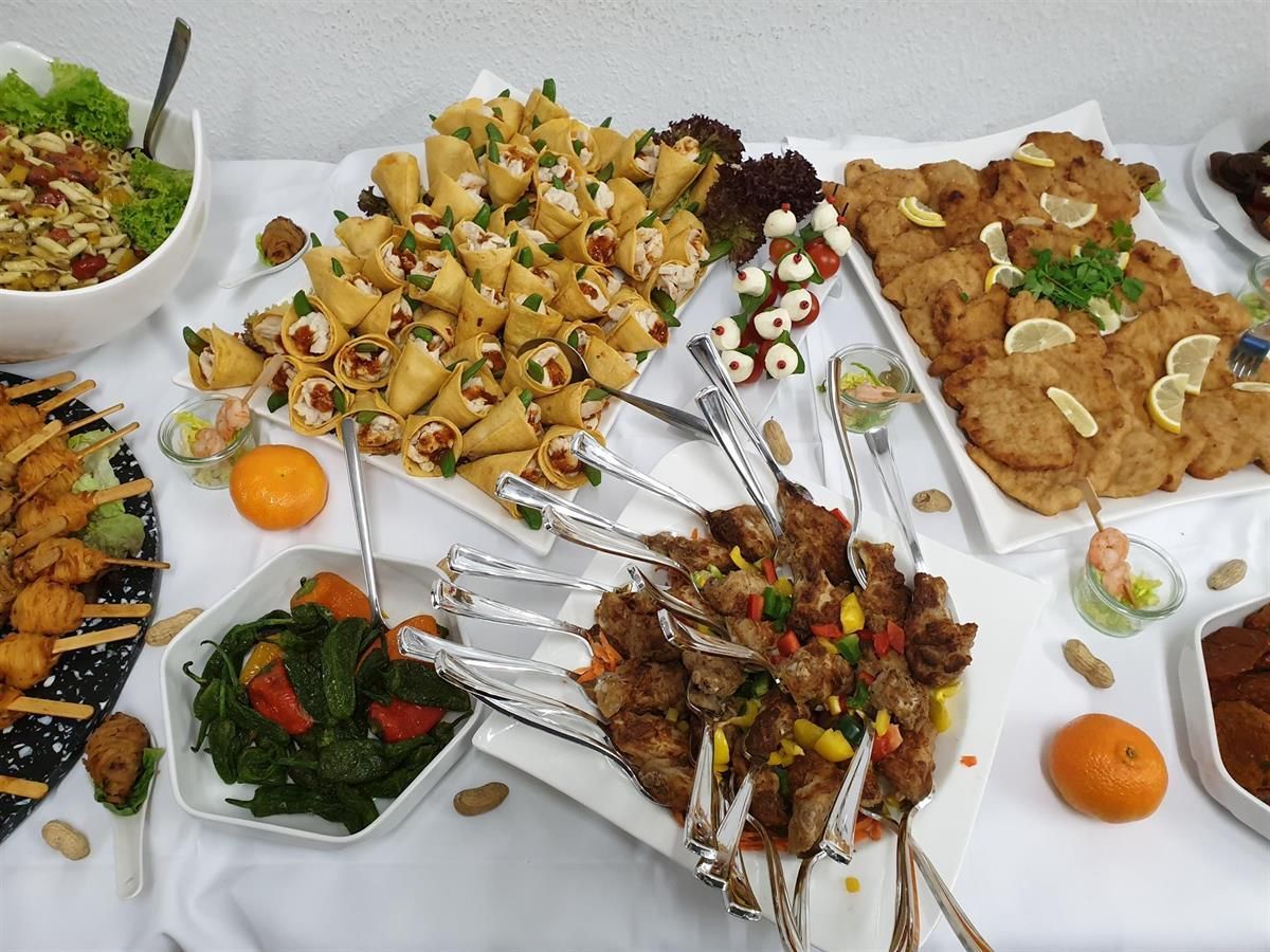 Ein Buffet-Tisch mit einer Auswahl an Speisen darauf
