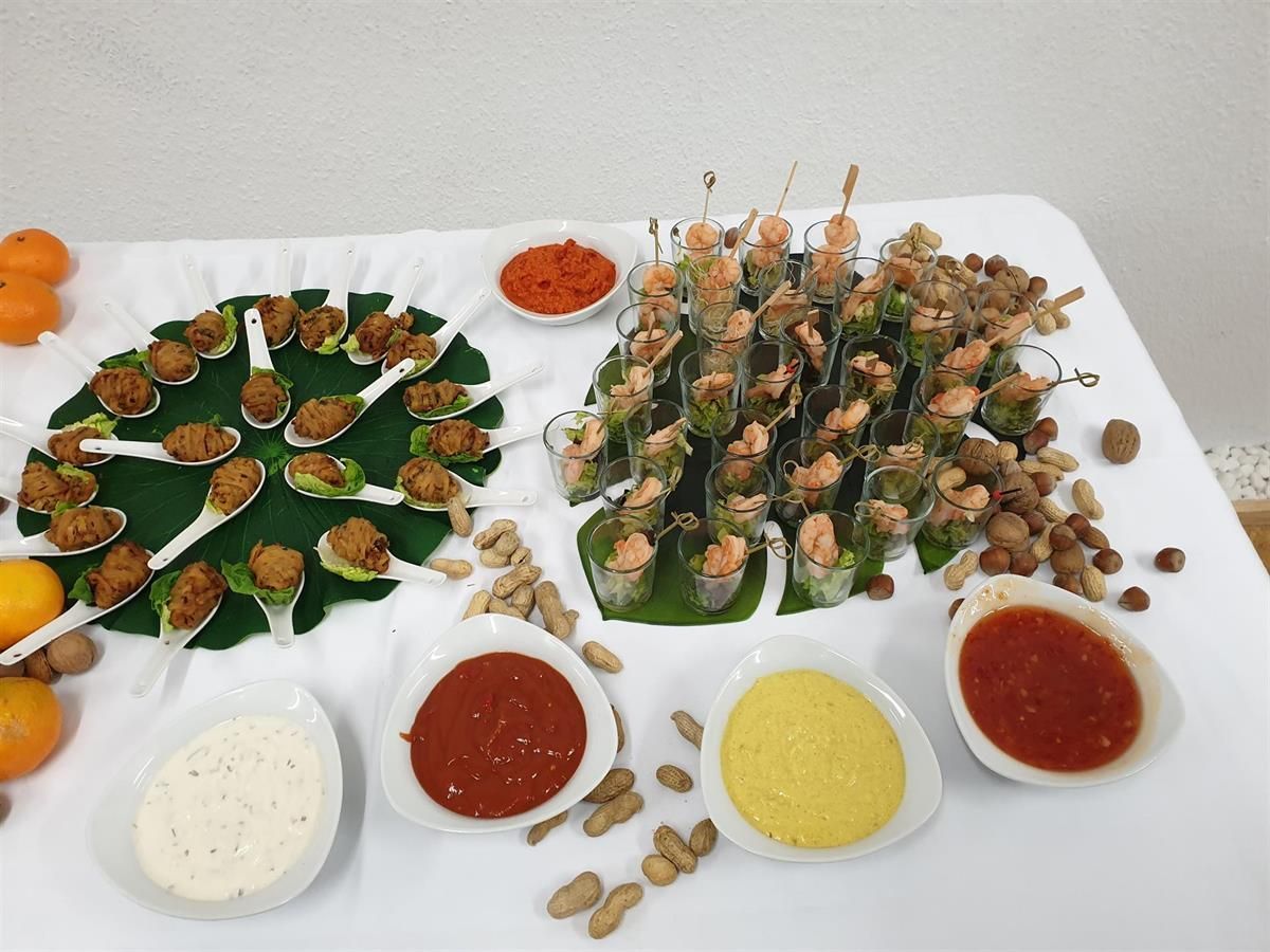 Ein Tisch mit einer Auswahl an Vorspeisen und Gewürzen