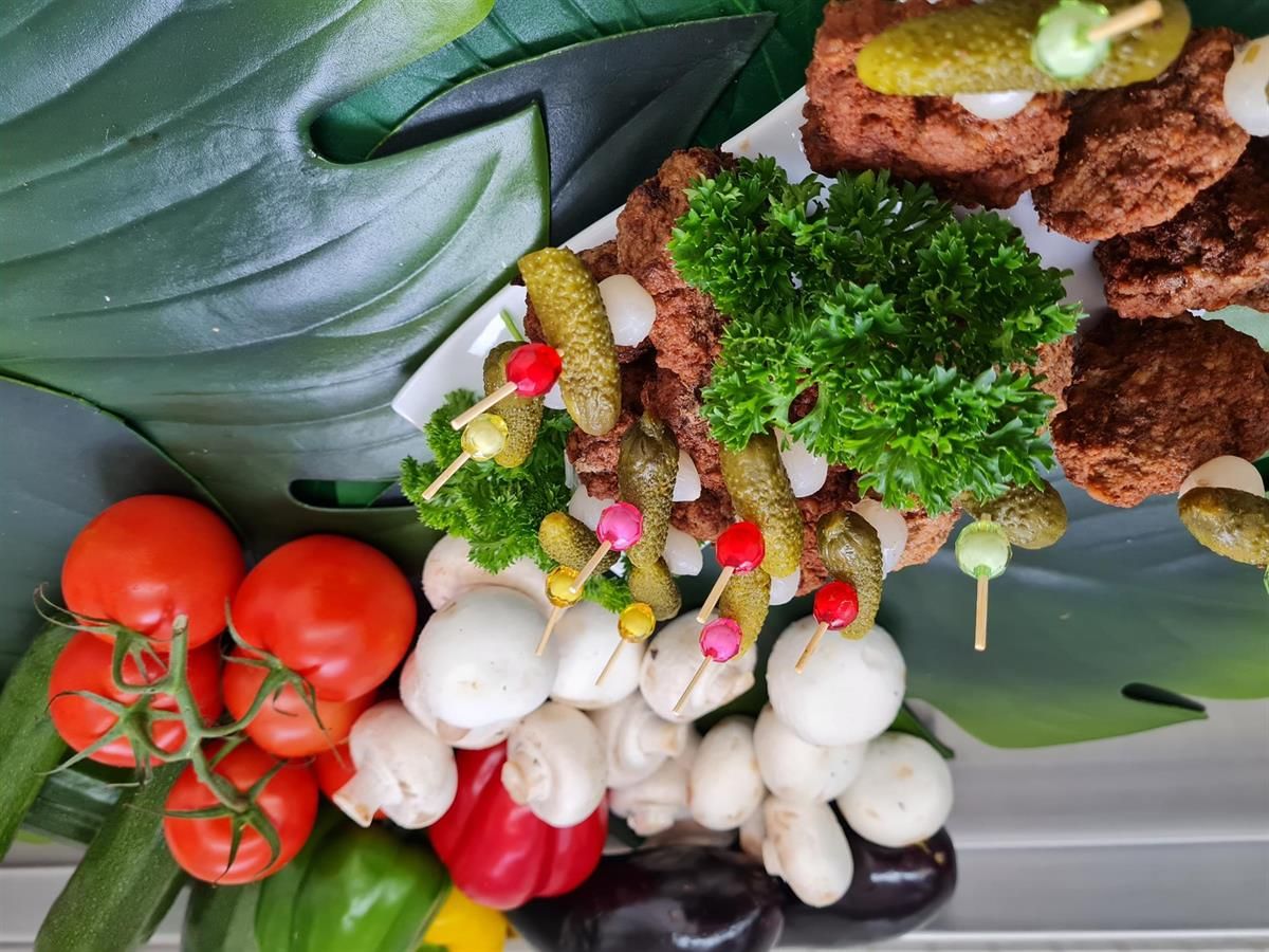 Ein Teller mit Gemüse und Fleisch auf einem Tisch.