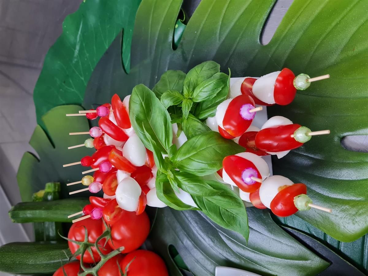 Ein Bündel Gemüse am Spieß auf einem grünen Blatt