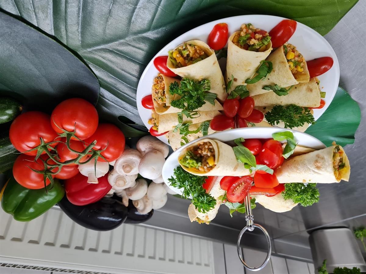 Ein Teller mit Essen mit Tomaten und Pilzen darauf