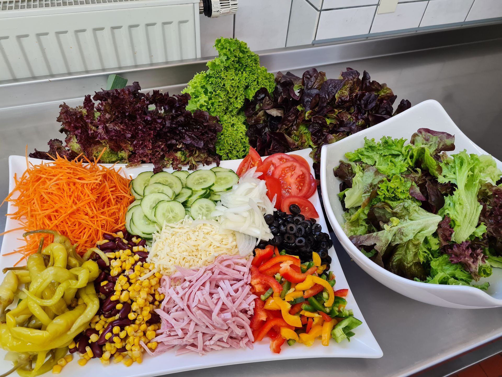 Ein Tisch mit Tellern voller Essen und Besteck