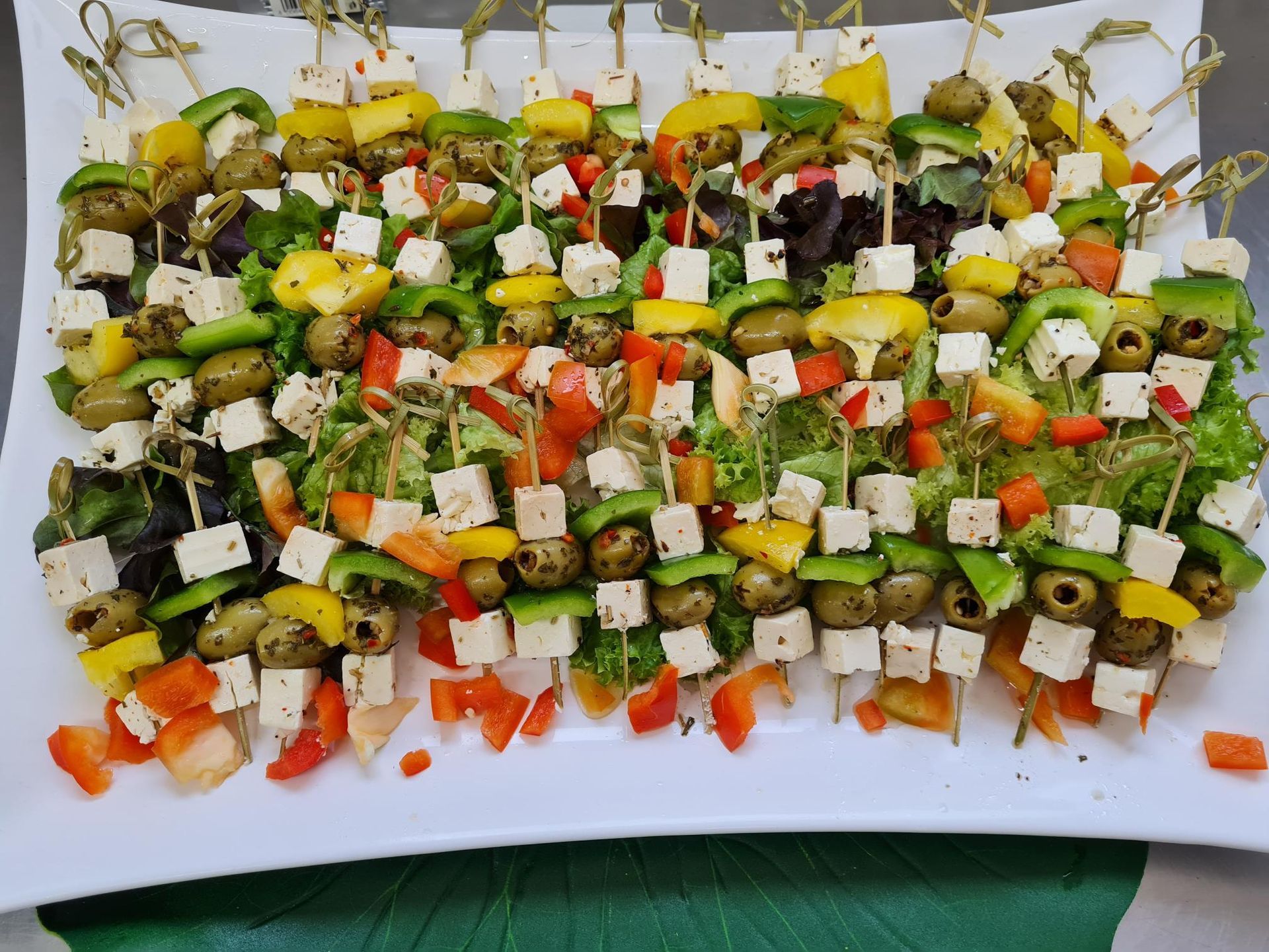 Ein Tisch mit Tellern voller Essen und Besteck