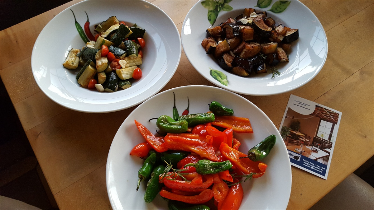 Drei Schüsseln mit Gemüse stehen auf einem Holztisch