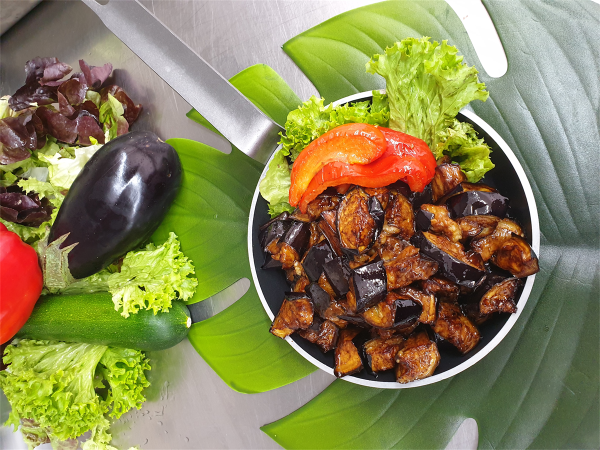 Eine Pfanne gefüllt mit Fleisch und Gemüse auf einem Tisch